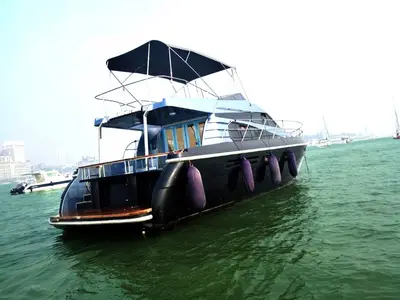 L3's black hull viewed from alongside with the Gateway of India and Taj Mahal Palace behind